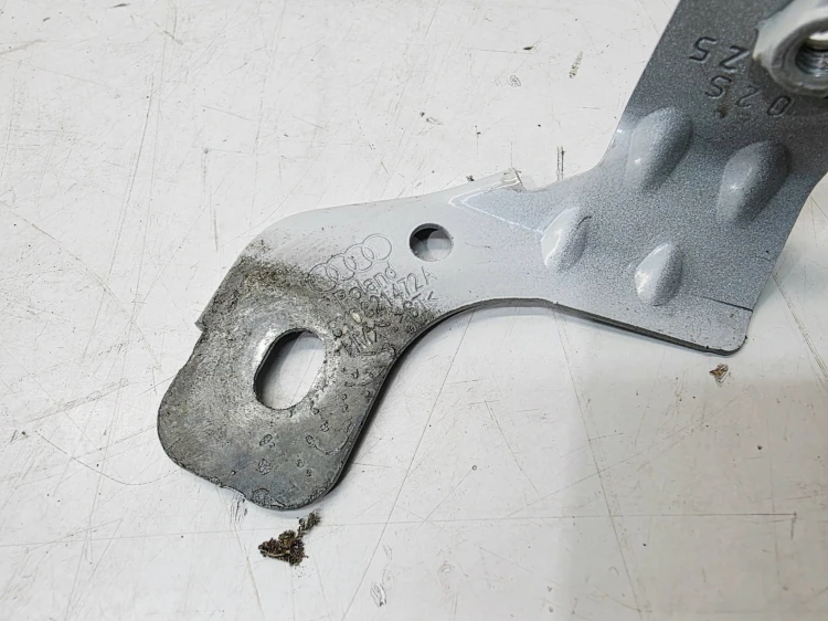 UCHWYT MOCOWANIE BŁOTNIKA PRAWY PRZÓD AUDI A3 8Y 8Y0821472A