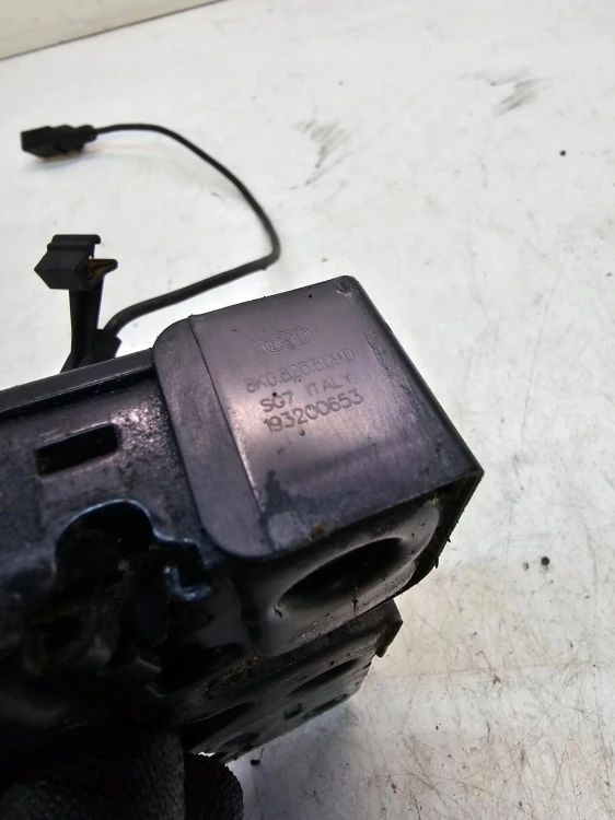 ZAMEK MASKI RYGIEL AUDI A4 B8 A5 Q5 8K0823509D