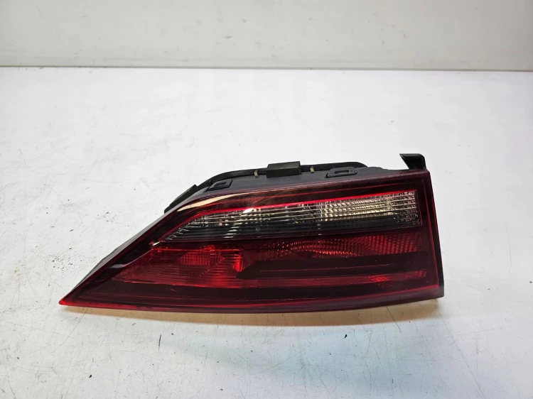 LAMPA LEWY TYŁ W KLAPĘ AUDI A3 8V SEDAN 8V5945093G