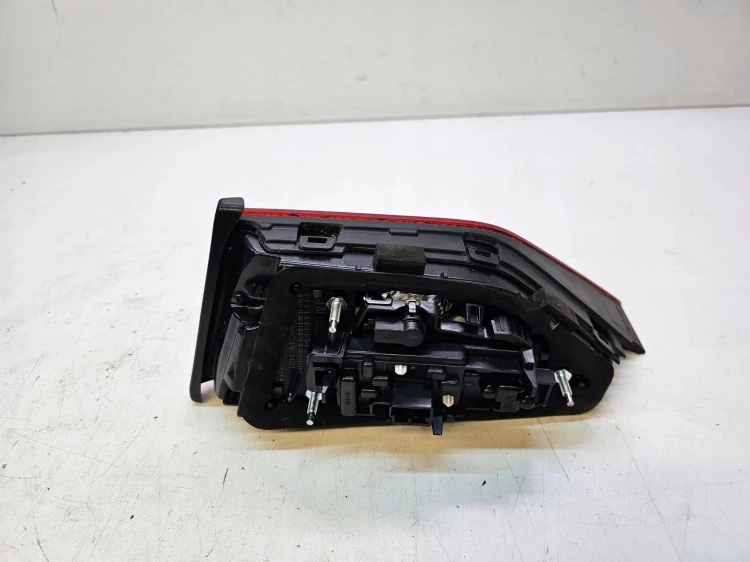 LAMPA LEWY TYŁ W KLAPĘ AUDI A3 8V SEDAN 8V5945093G