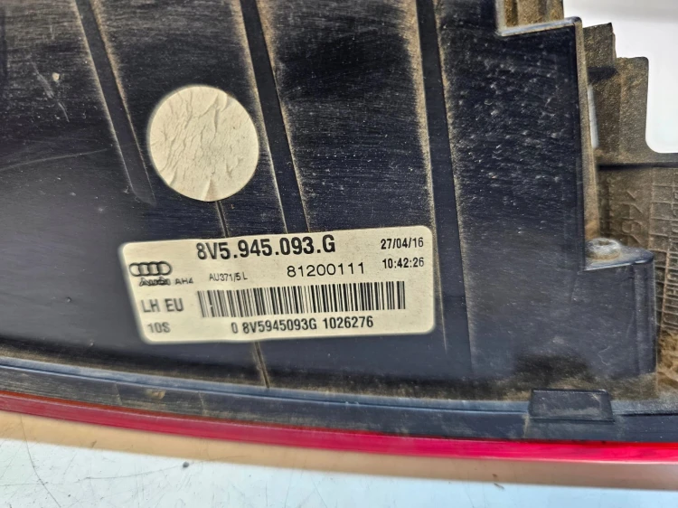 LAMPA LEWY TYŁ W KLAPĘ AUDI A3 8V SEDAN 8V5945093G