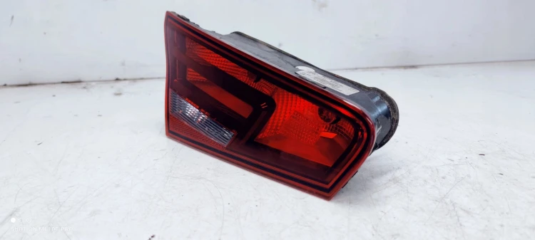 LAMPA LEWY TYŁ W KLAPĘ AUDI A3 8V 3D 8V3945093