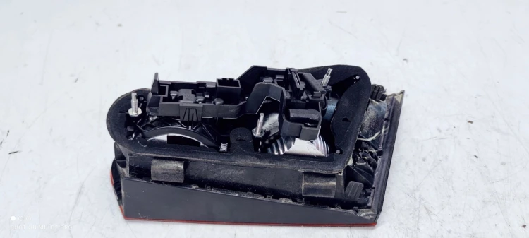 LAMPA LEWY TYŁ W KLAPĘ AUDI A3 8V 3D 8V3945093