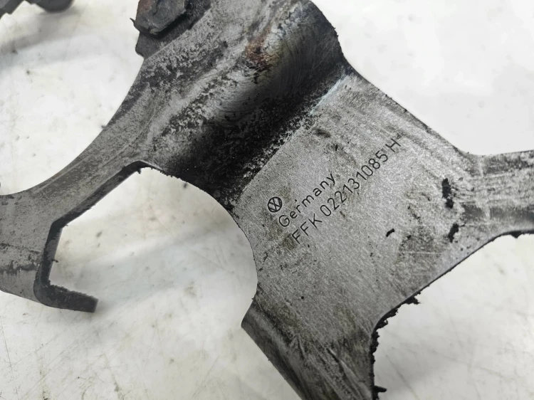 UCHWYT POMPY POWIETRZA WTÓRNEGO AUDI A3 S3 R32 BMJ 022131085H