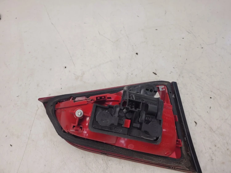LAMPA PRAWY TYŁ W KLAPE AUDI A4 B8 SEDA 8K5945094D