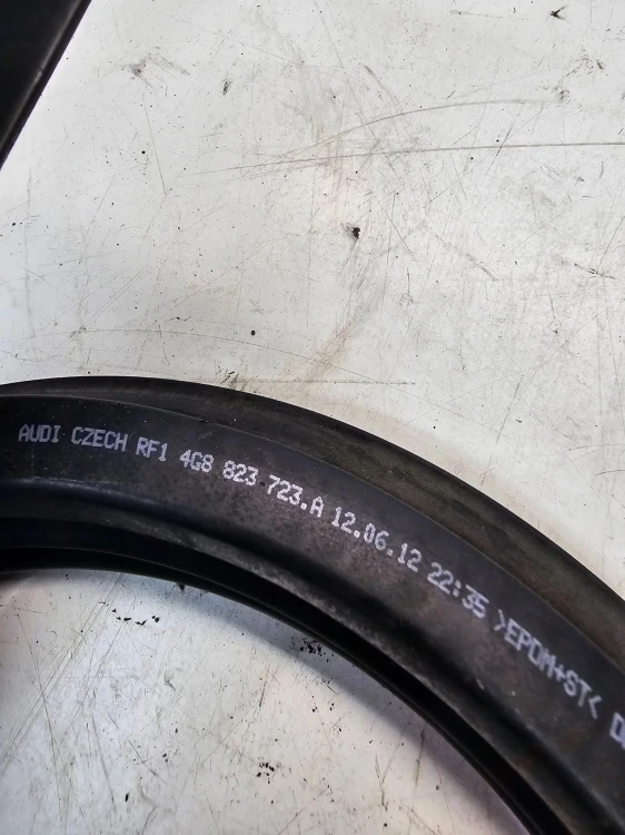 USZCZELKA KOMORY SILNIKA AUDI A7 4G 4G8823723A