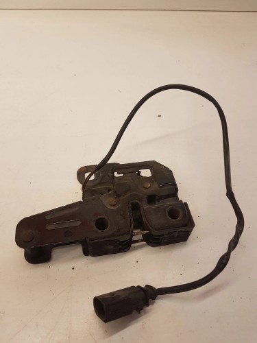 ZAMEK MASKI RYGIEL AUDI A6 C6 4F0823509A