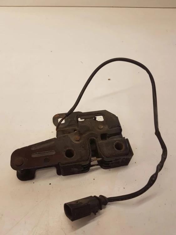 ZAMEK MASKI RYGIEL AUDI A6 C6 4F0823509A