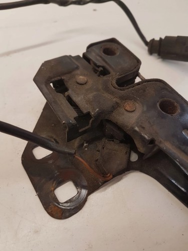 ZAMEK MASKI RYGIEL AUDI A6 C6 4F0823509A