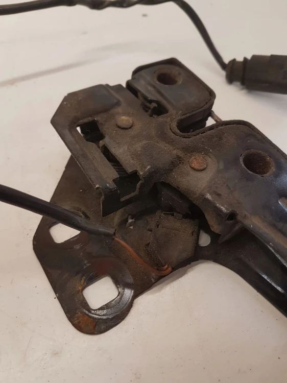 ZAMEK MASKI RYGIEL AUDI A6 C6 4F0823509A