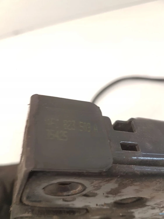 ZAMEK MASKI RYGIEL AUDI A6 C6 4F0823509A