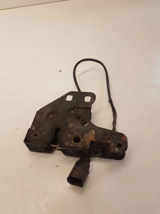 ZAMEK MASKI RYGIEL AUDI A6 C6 4F0823509A