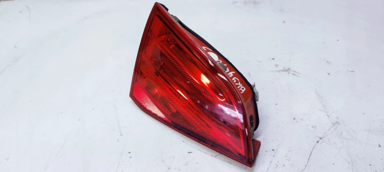 LAMPA LEWY TYŁ W KLAPĘ AUDI A4 B8 KOMBI 8K9945093