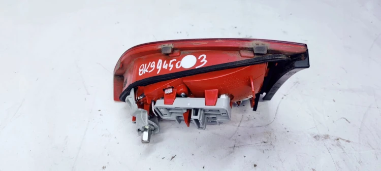 LAMPA LEWY TYŁ W KLAPĘ AUDI A4 B8 KOMBI 8K9945093