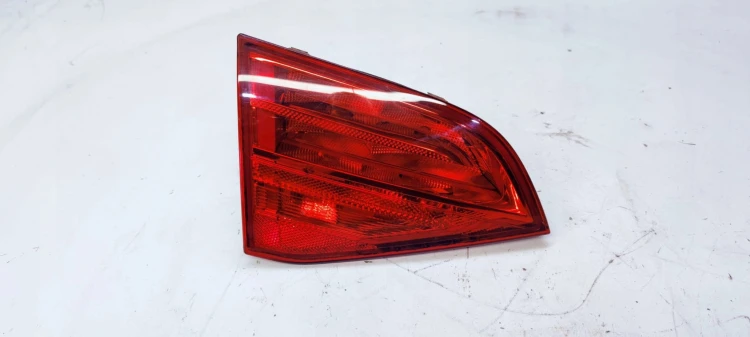 LAMPA LEWY TYŁ W KLAPĘ AUDI A4 B8 KOMBI 8K9945093