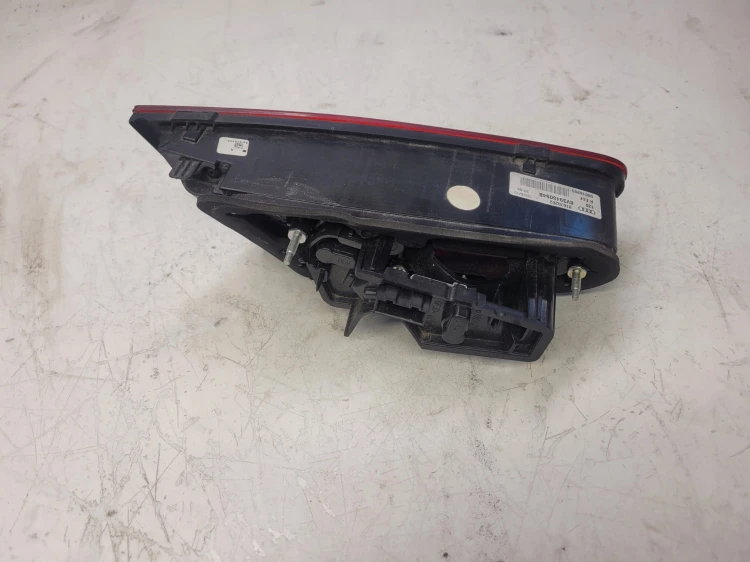 LAMPA PRAWY TYŁ W KLAPĘ AUDI A3 8V 3D 8V3945094B