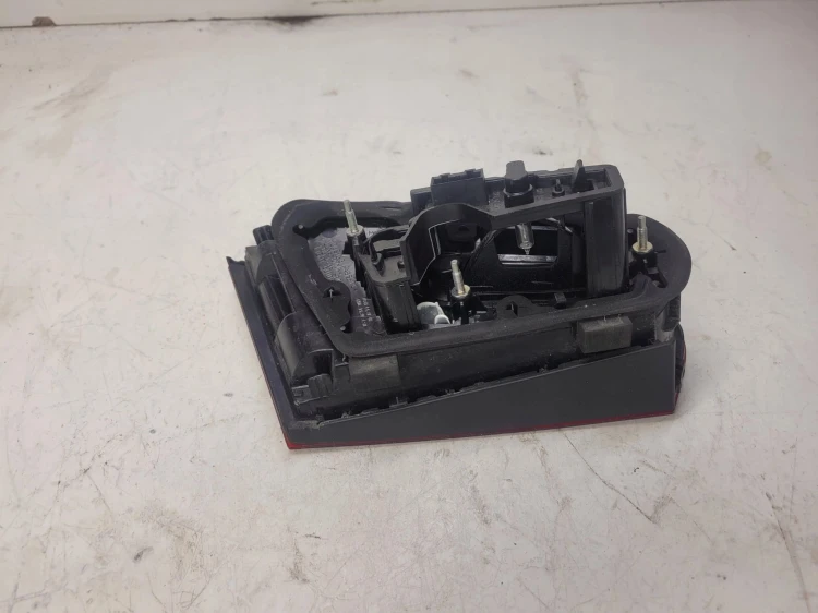 LAMPA PRAWY TYŁ W KLAPĘ AUDI A3 8V 3D 8V3945094B