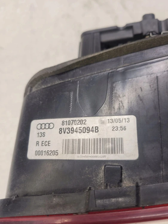 LAMPA PRAWY TYŁ W KLAPĘ AUDI A3 8V 3D 8V3945094B