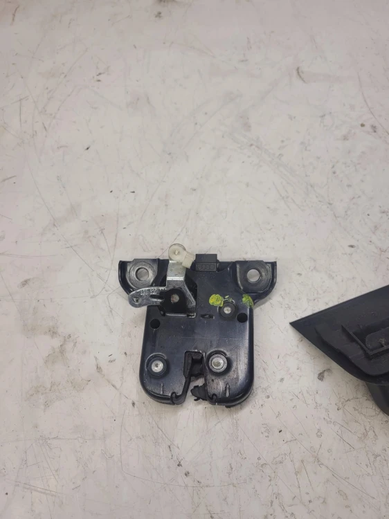 ZAMEK KLAPY TYŁ AUDI A3 8P 3 DRZWI 8P3827505