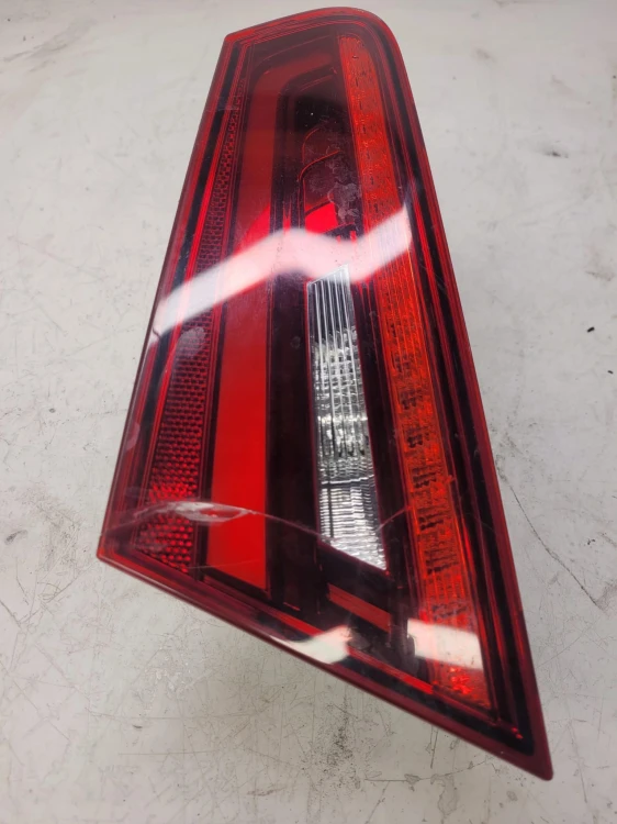 LAMPA PRAWY TYŁ W KLAPĘ AUDI A3 8V 3D 8V3945094B