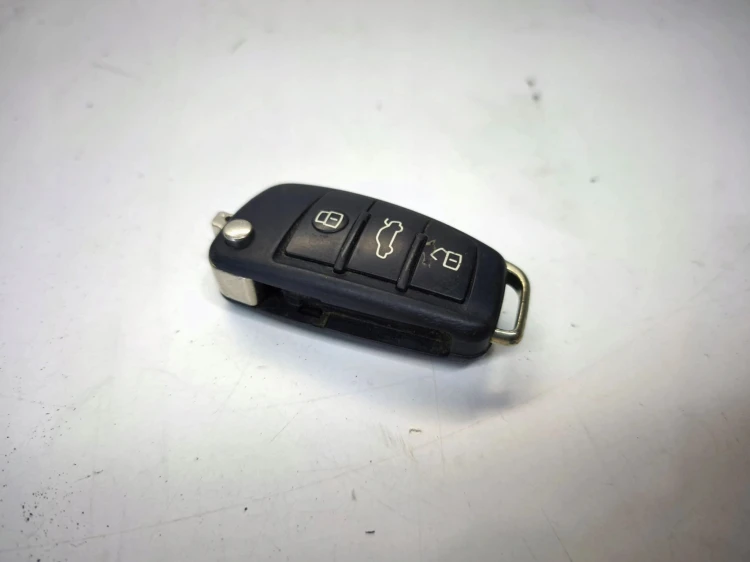 KLUCZYK PILOT SCYZORYK AUDI A1 8X Q3 8U 8X0837220D 4/25