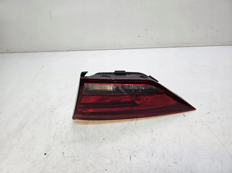 LAMPA PRAWY TYŁ W KLAPĘ AUDI A3 8V SEDAN 8V5945094G