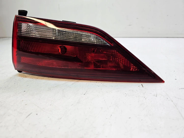 LAMPA PRAWY TYŁ W KLAPĘ AUDI A3 8V SEDAN 8V5945094G