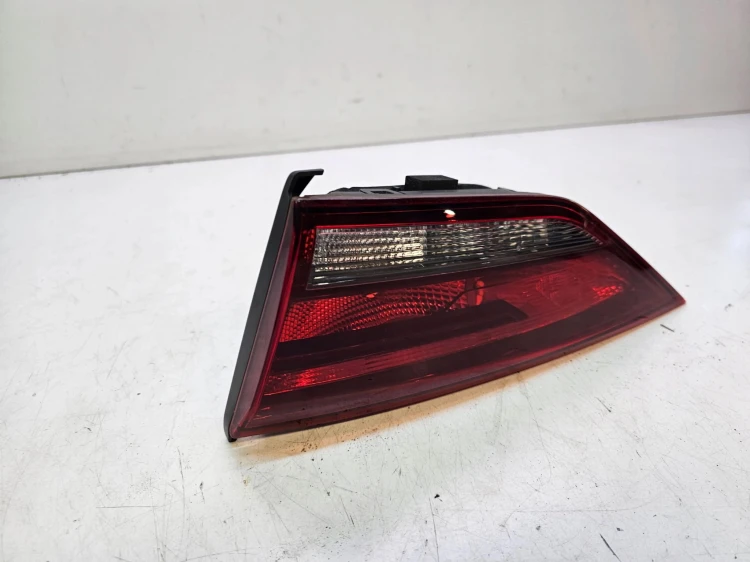 LAMPA PRAWY TYŁ W KLAPĘ AUDI A3 8V SEDAN 8V5945094G