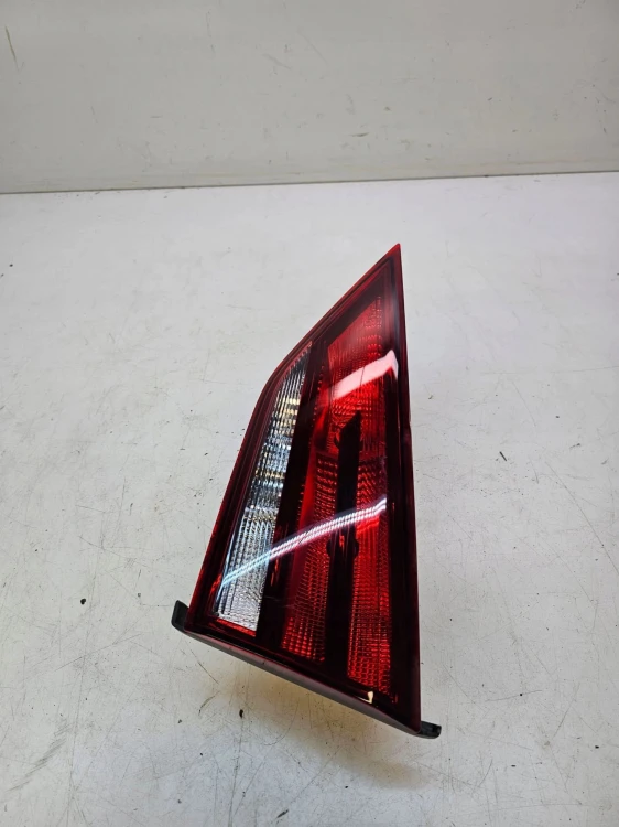 LAMPA PRAWY TYŁ W KLAPĘ AUDI A3 8V SEDAN 8V5945094G