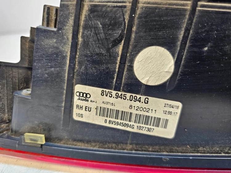 LAMPA PRAWY TYŁ W KLAPĘ AUDI A3 8V SEDAN 8V5945094G