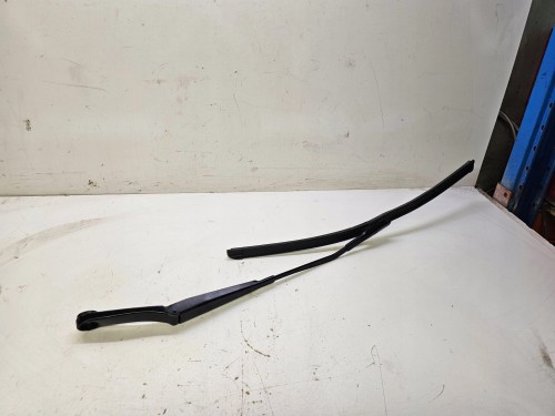 RAMIĘ WYCIERACZKI LEWE AUDI Q3 F3 83B955407A
