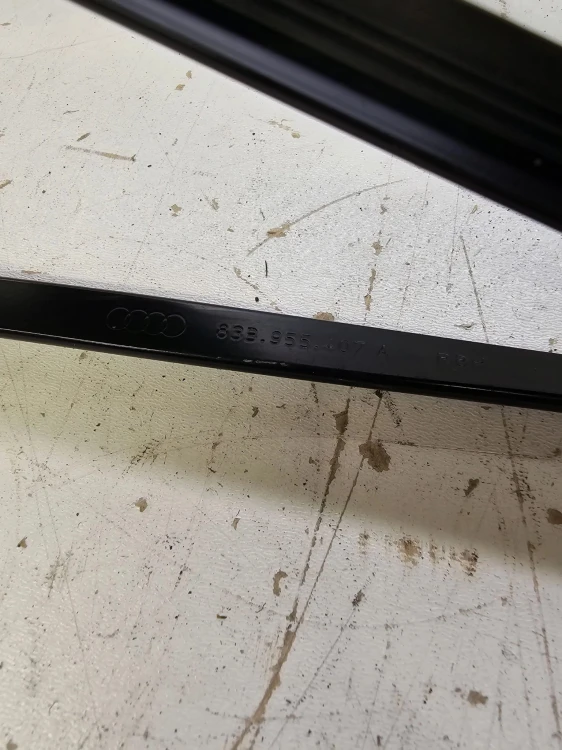 RAMIĘ WYCIERACZKI LEWE AUDI Q3 F3 83B955407A