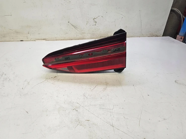 LAMPA PRAWY TYŁ W KLAPĘ AUDI A6 C8 4K5945076