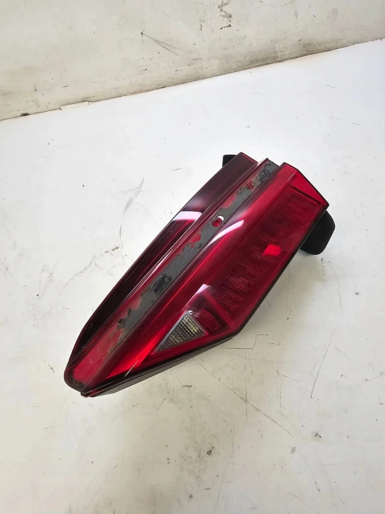 LAMPA PRAWY TYŁ W KLAPĘ AUDI A6 C8 4K5945076