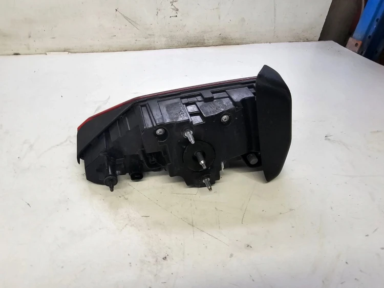 LAMPA PRAWY TYŁ W KLAPĘ AUDI A6 C8 4K5945076