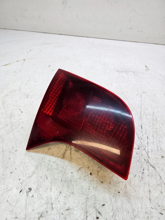 LAMPA LEWY TYŁ W KLAPĘ AUDI A4 B7 AVANT 8E9945093