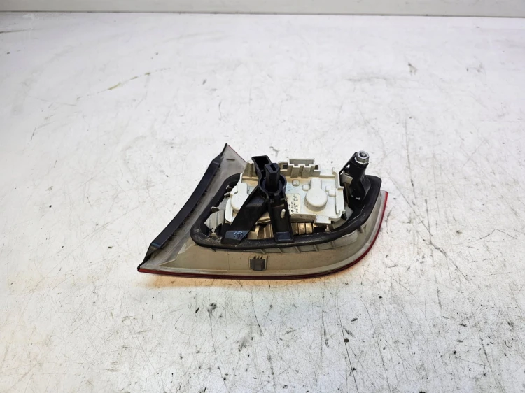 LAMPA LEWY TYŁ W KLAPĘ AUDI A4 B7 AVANT 8E9945093