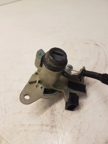 WKŁADKA ZAMEK KLAPY AUDI A3 A4 8E0827573 A C D