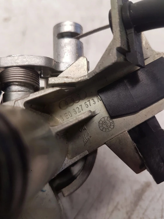 WKŁADKA ZAMEK KLAPY AUDI A3 A4 8E0827573 A C D