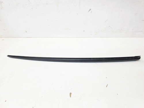LISTWA ZGARNIAJĄCA SZYBY CZOŁOWEJ PRAWA AUDI A5 8W SPORTBACK 8W6854328B