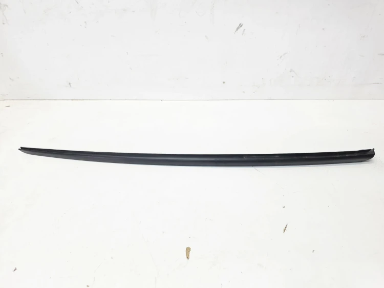 LISTWA ZGARNIAJĄCA SZYBY CZOŁOWEJ PRAWA AUDI A5 8W SPORTBACK 8W6854328B