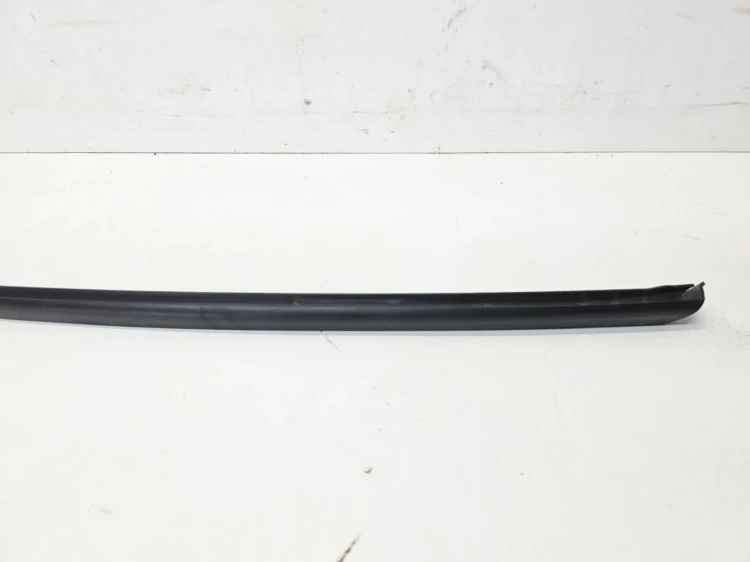 LISTWA ZGARNIAJĄCA SZYBY CZOŁOWEJ PRAWA AUDI A5 8W SPORTBACK 8W6854328B