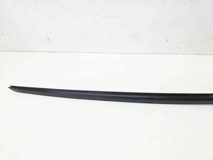 LISTWA ZGARNIAJĄCA SZYBY CZOŁOWEJ PRAWA AUDI A5 8W SPORTBACK 8W6854328B