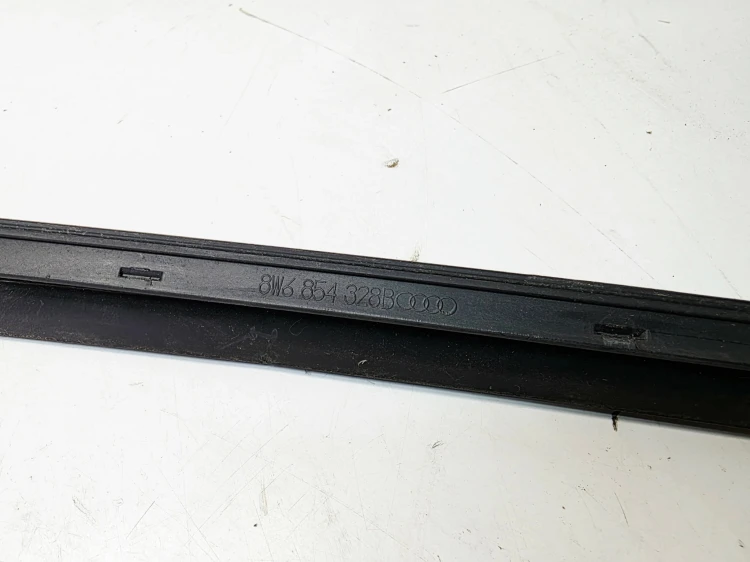 LISTWA ZGARNIAJĄCA SZYBY CZOŁOWEJ PRAWA AUDI A5 8W SPORTBACK 8W6854328B