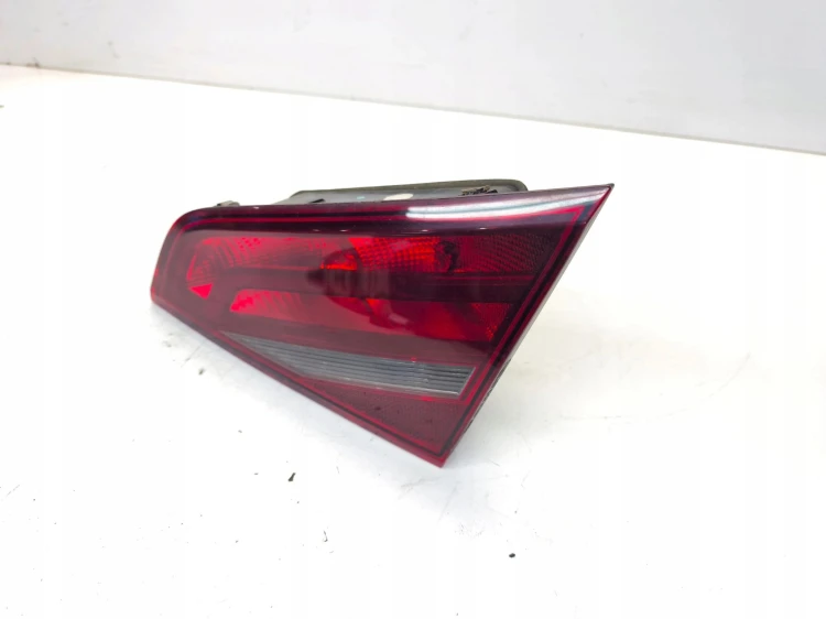 LAMPA PRAWY TYŁ W KLAPĘ AUDI A3 8V SPORTBACK 8V4945094 ZWYKŁA