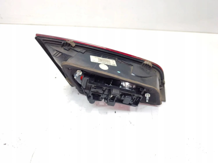 LAMPA PRAWY TYŁ W KLAPĘ AUDI A3 8V SPORTBACK 8V4945094 ZWYKŁA