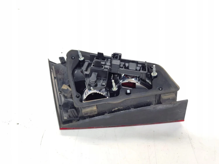 LAMPA PRAWY TYŁ W KLAPĘ AUDI A3 8V SPORTBACK 8V4945094 ZWYKŁA