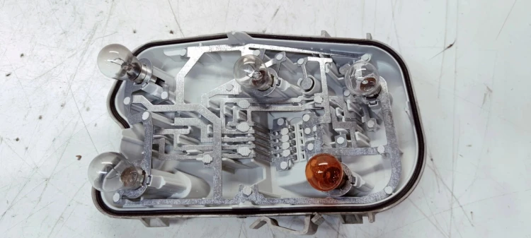 WKŁAD LAMPY W BŁOTNIK PRAWY TYŁ AUDI A6 C6 SEDAN ZWYKŁY NA ŻARÓWKI 4F5