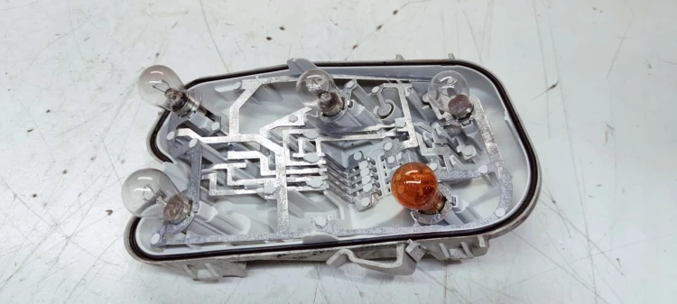 WKŁAD LAMPY W BŁOTNIK PRAWY TYŁ AUDI A6 C6 SEDAN ZWYKŁY NA ŻARÓWKI 4F5