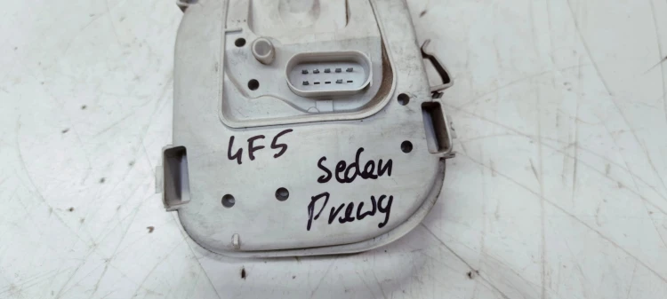 WKŁAD LAMPY W BŁOTNIK PRAWY TYŁ AUDI A6 C6 SEDAN ZWYKŁY NA ŻARÓWKI 4F5